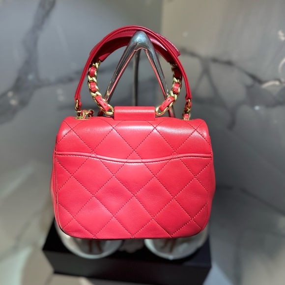 Chanel Brand New Red & Gold Handbag With Authentication Card and Shoulder Strap - Picture 4 of 8